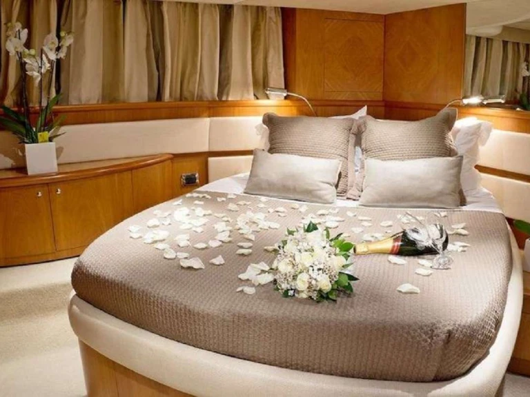Noleggio Yacht di lusso Aicon con patente nautica