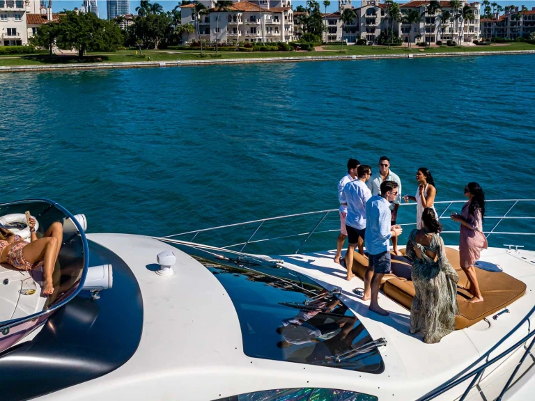 Noleggiare una Azimut Priceless a Miami