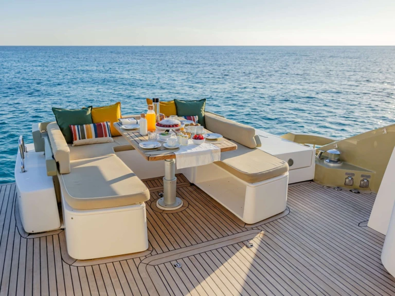 Noleggio Yacht di lusso Aicon con patente nautica