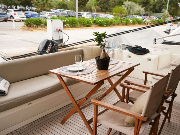 Yacht di lusso a noleggio a Álimos al miglior prezzo