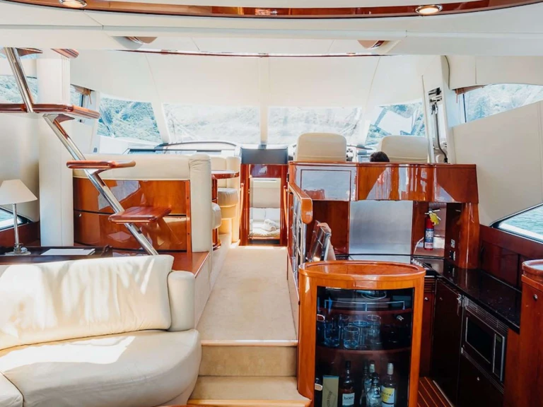 Noleggio Yacht di lusso Fairline-Squadron con patente nautica