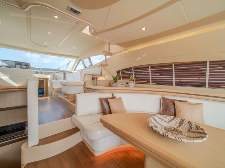 Noleggio Yacht di lusso Ferretti con patente nautica