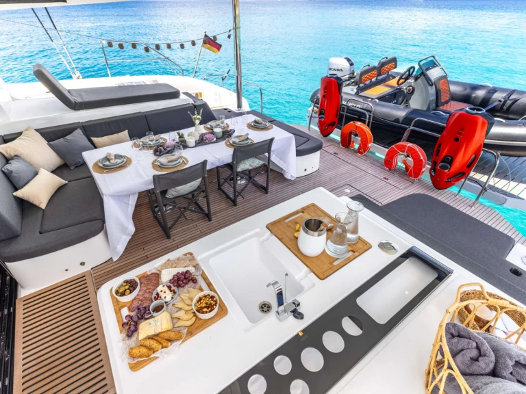 Yacht di lusso a noleggio a Atene al miglior prezzo