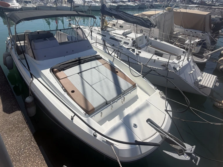 Noleggio Barca a motore Bénéteau con patente nautica