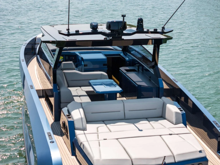 Noleggio Yacht di lusso Vanquish con patente nautica