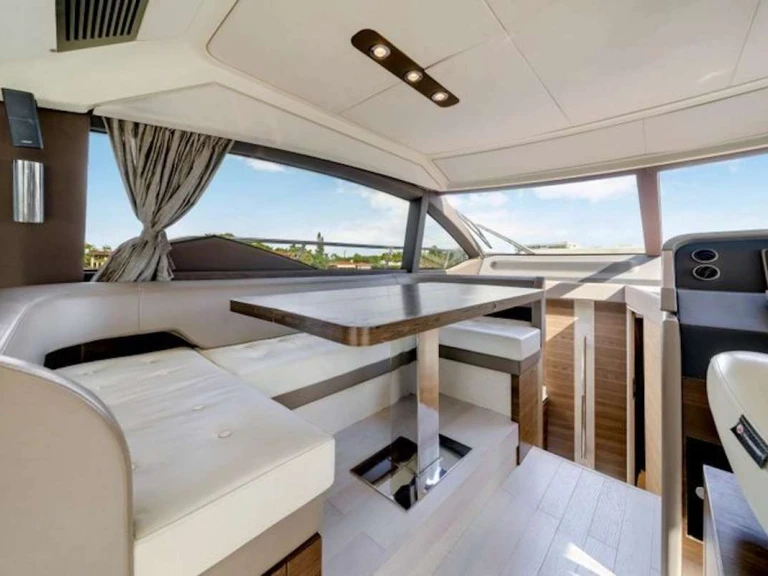 Yacht di lusso a noleggio a Miami al miglior prezzo