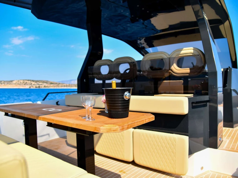 Yacht di lusso a noleggio a Atene al miglior prezzo