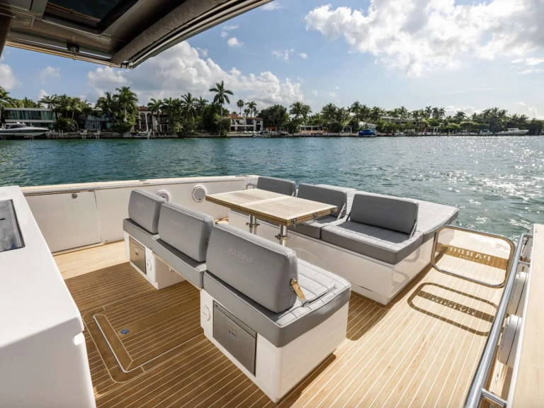 Noleggiare una Pardo Yachts 43 Pardo a Town of East Hampton
