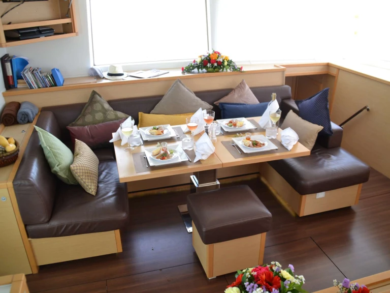 Noleggio Yacht di lusso Jeanneau con patente nautica