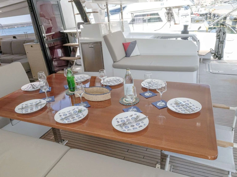 Yacht di lusso a noleggio a Kalamata al miglior prezzo
