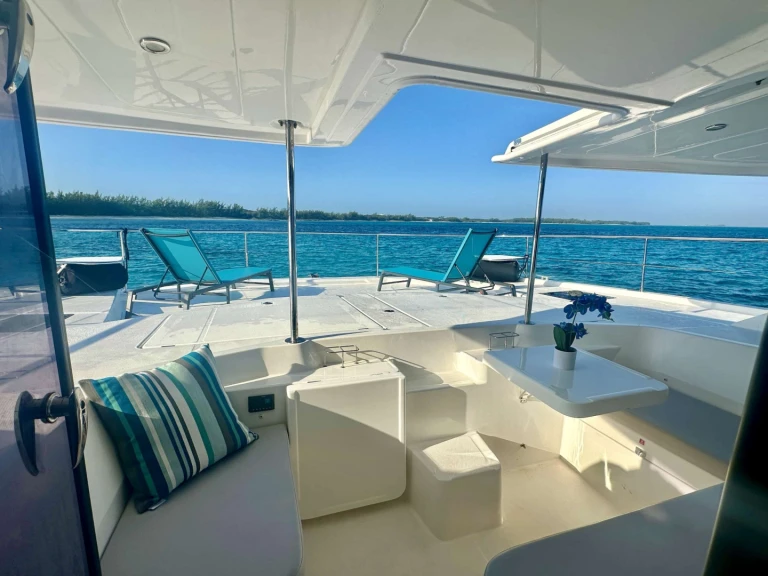 Noleggio Yacht di lusso Robertson and Caine con patente nautica