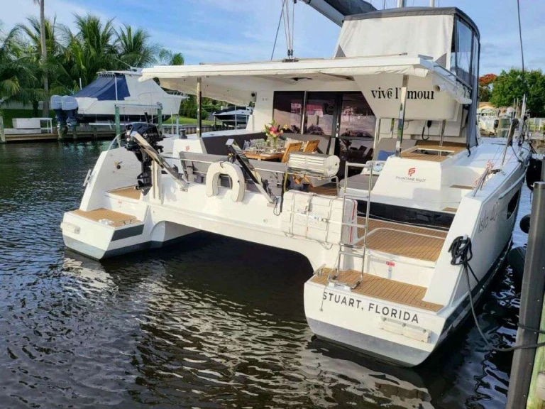 Noleggio Yacht di lusso Fountaine Pajot con patente nautica