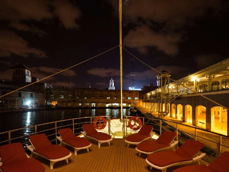 Noleggio Yacht di lusso Custom con patente nautica