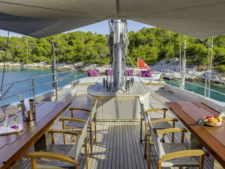 Yacht di lusso a noleggio a Atene al miglior prezzo