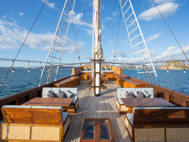 Yacht di lusso a noleggio a Labuan Bajo al miglior prezzo