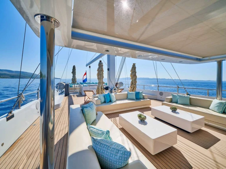 Yacht di lusso a noleggio a Napoli al miglior prezzo
