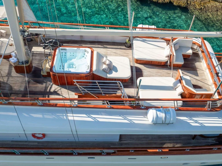 Noleggio Yacht di lusso Custom con patente nautica