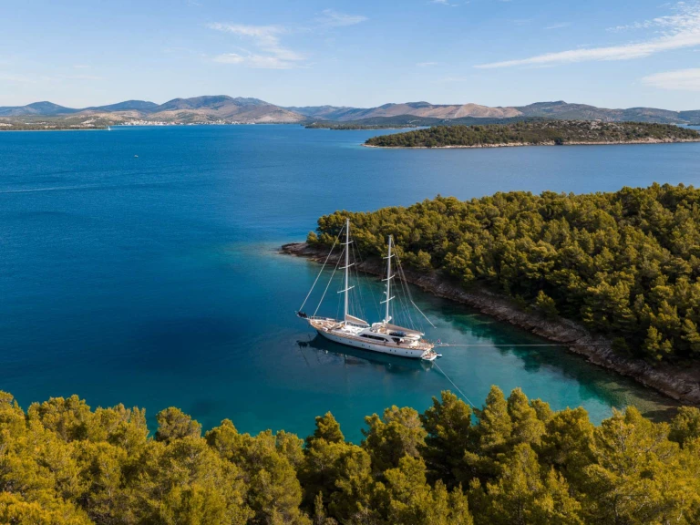 Noleggio Yacht di lusso Custom con patente nautica
