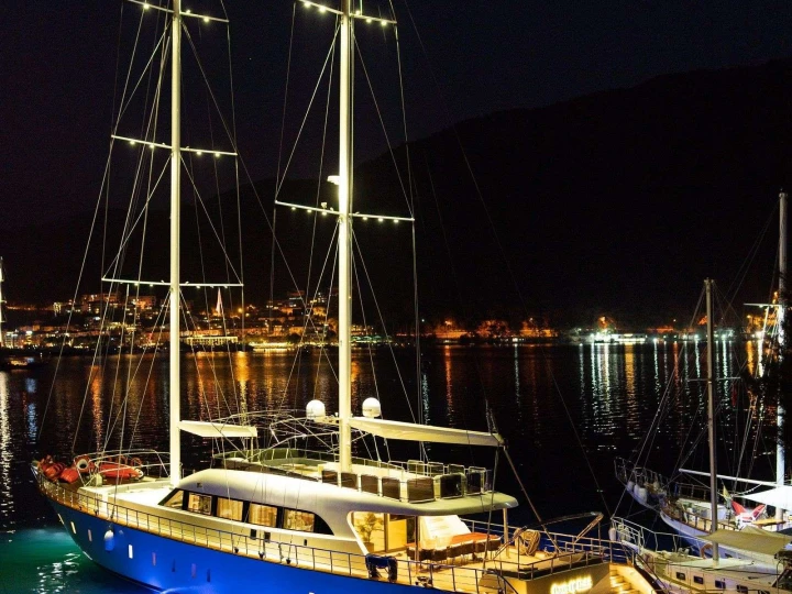 Noleggio Yacht di lusso Custom con patente nautica