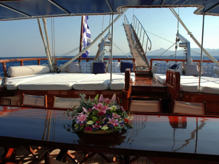 Noleggio Yacht di lusso a Álimos – Custom MATINA
