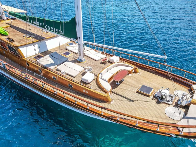 Noleggio Yacht di lusso Custom con patente nautica