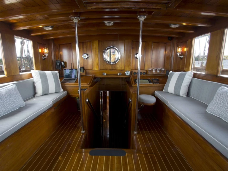 Yacht di lusso a noleggio a Newport al miglior prezzo