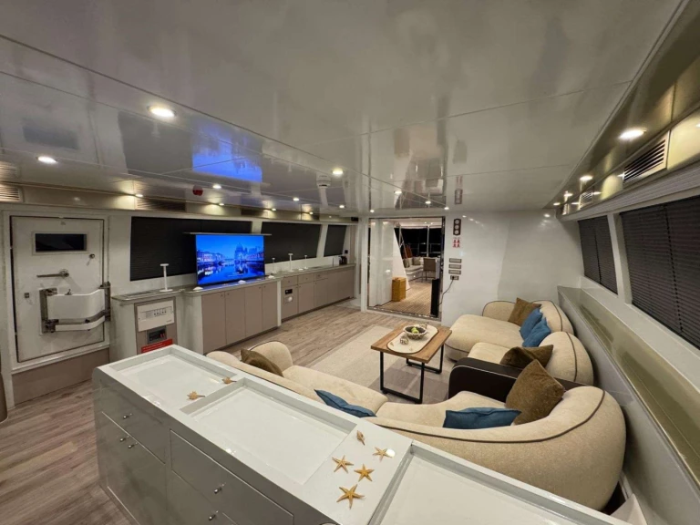 Noleggio Yacht di lusso Custom con patente nautica