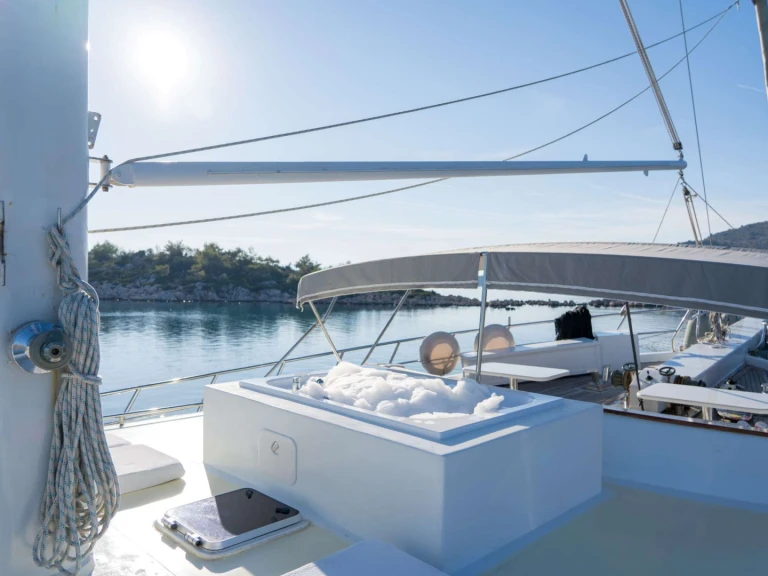 Noleggio Yacht di lusso Custom con patente nautica