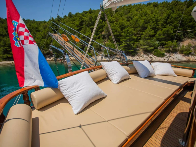 Noleggio Yacht di lusso a Sebenico – costume Dolce Vita