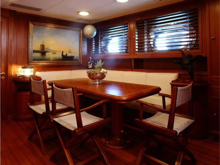 Noleggio Yacht di lusso a Napoli – Perini Navi HERITAGE M