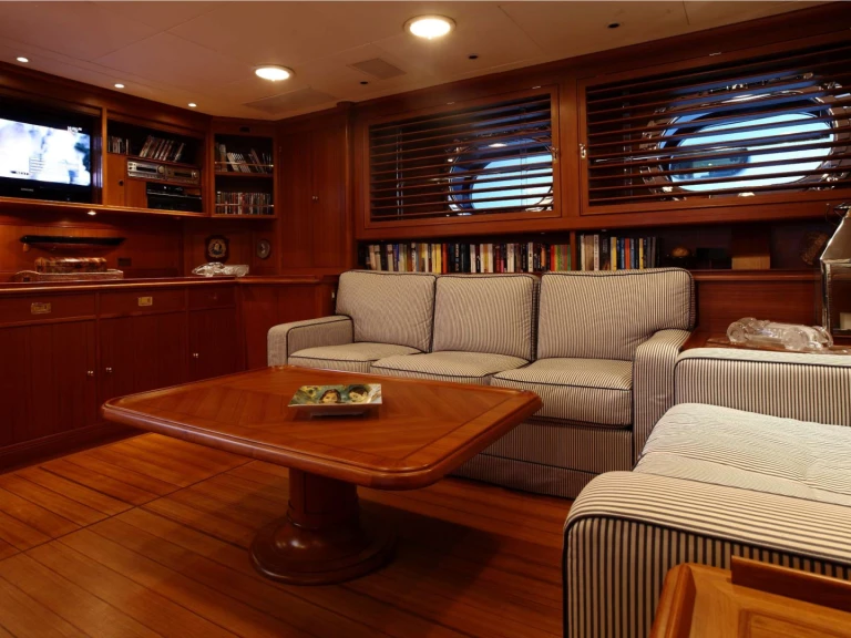Noleggio barche Perini Navi HERITAGE M a Napoli su Samboat