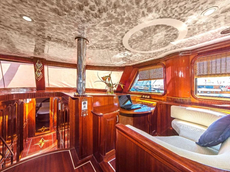 Noleggio Yacht di lusso Custom con patente nautica
