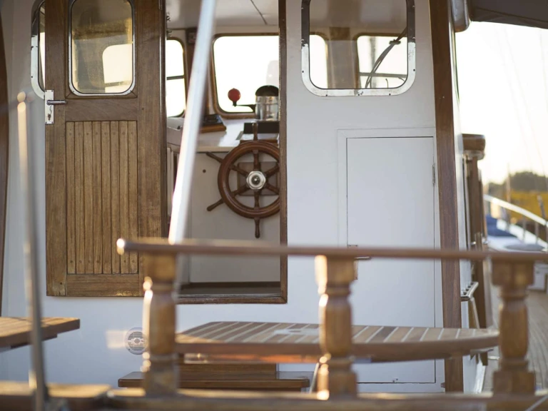 Noleggio Yacht di lusso a Álimos – Custom COSMOS