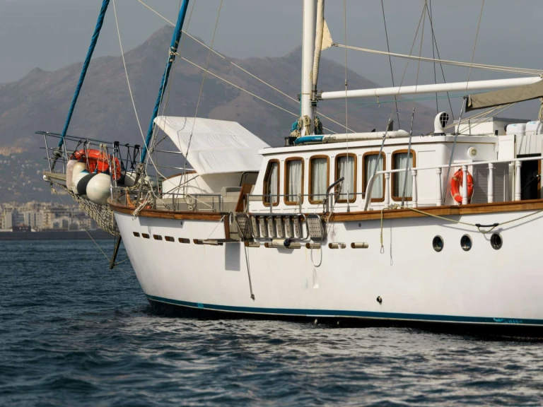 Yacht di lusso a noleggio a Capo d'Orlando al miglior prezzo