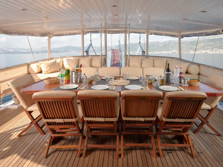 Noleggio Yacht di lusso Custom con patente nautica