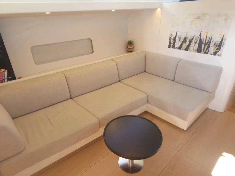 Noleggiare una Custom YKNOT a Napoli