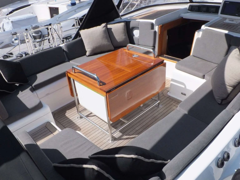 Noleggio Yacht di lusso Oyster Marine con patente nautica