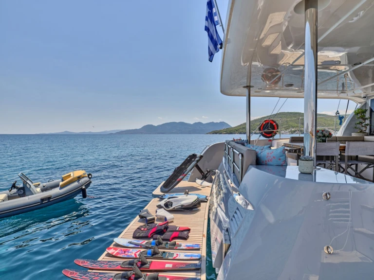 Noleggio Yacht di lusso a Néa Péramos – HeySea ANDARE OLTRE