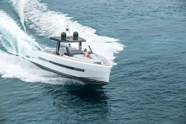 Barca a motore a noleggio a Saint-Tropez al miglior prezzo