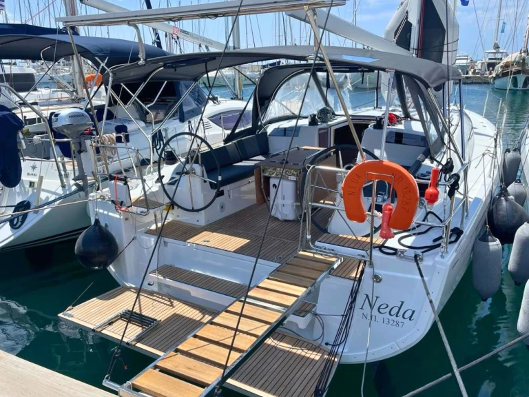 Noleggiare una Bénéteau Oceanis 40.1 a Álimos