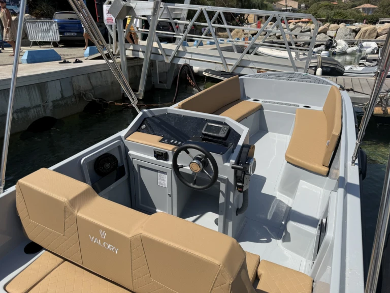 Noleggiare una Valory 525 a Porto Pollo