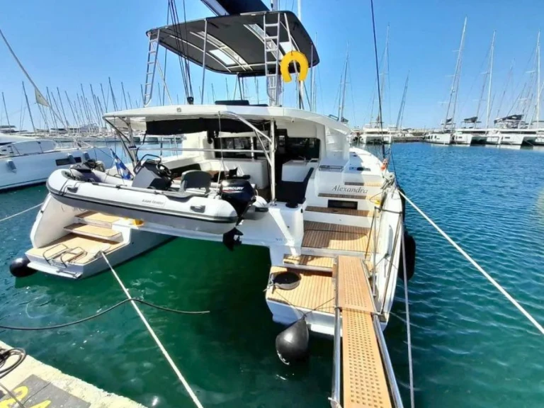 Catamarano a noleggio a Álimos al miglior prezzo