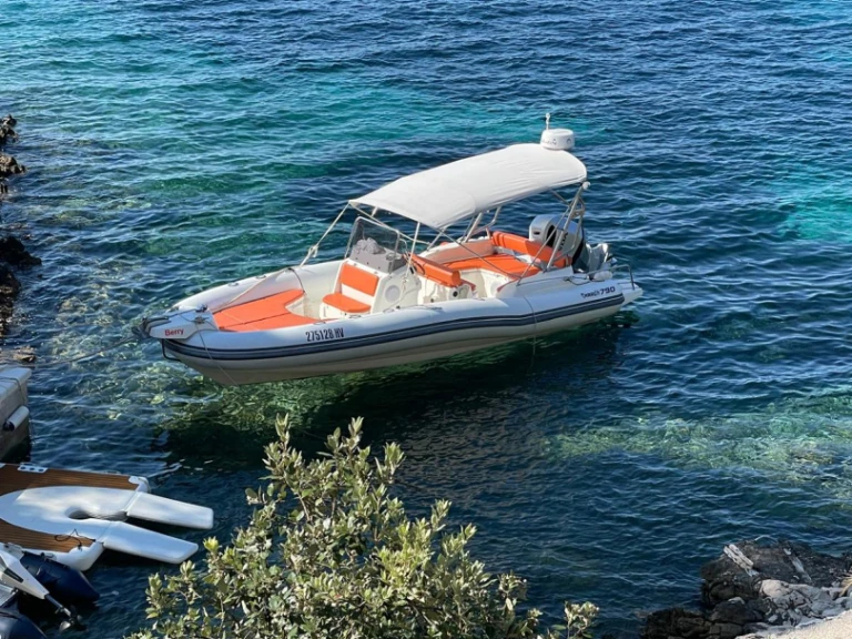 Gommone a noleggio a Lesina (Hvar) al miglior prezzo