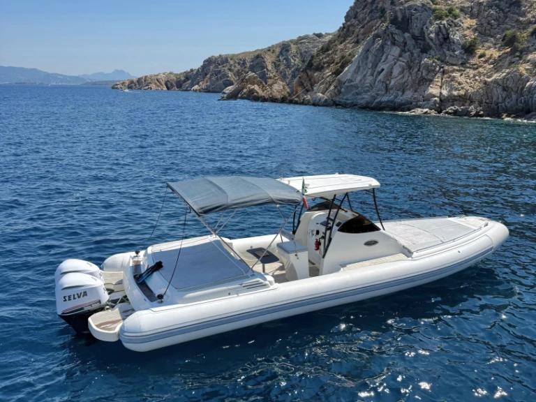 Gommone a noleggio a Cannigione al miglior prezzo