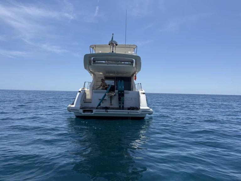 Noleggiare una Azimut Azimut 43 Fly a Varazze