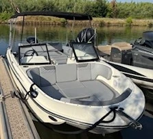 Noleggio Barca a motore con o senza skipper Bayliner a Hyères