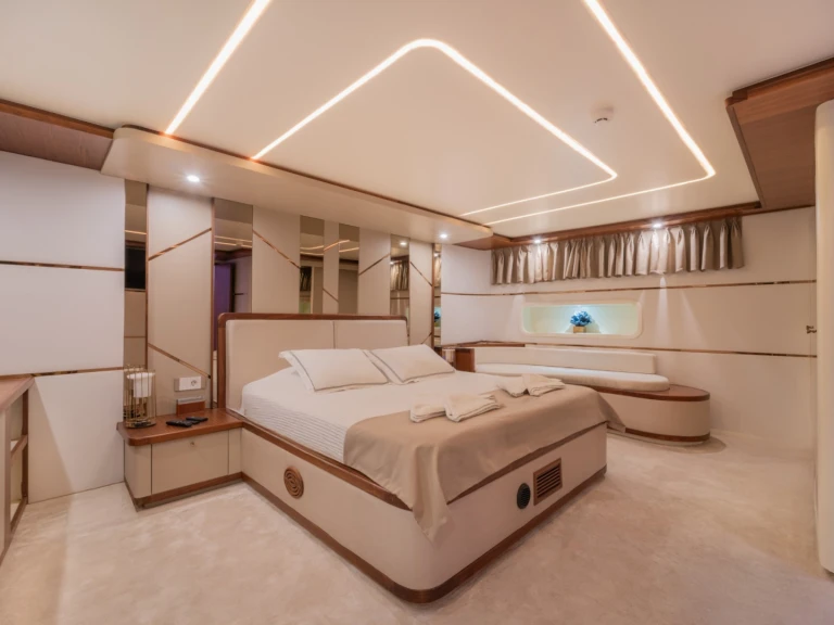 Noleggio Barca a vela Custom Made con patente nautica