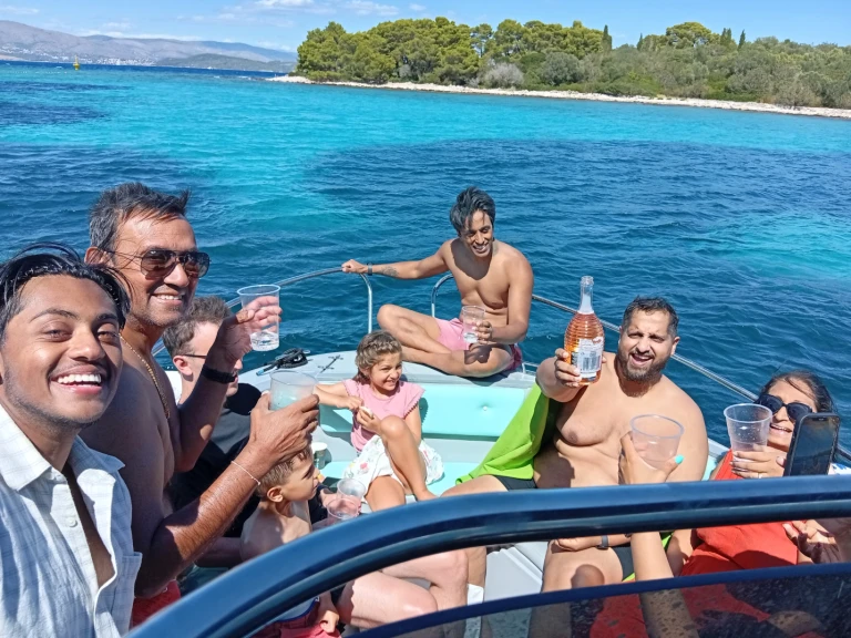 Noleggio Barca a motore Jeanneau con patente nautica