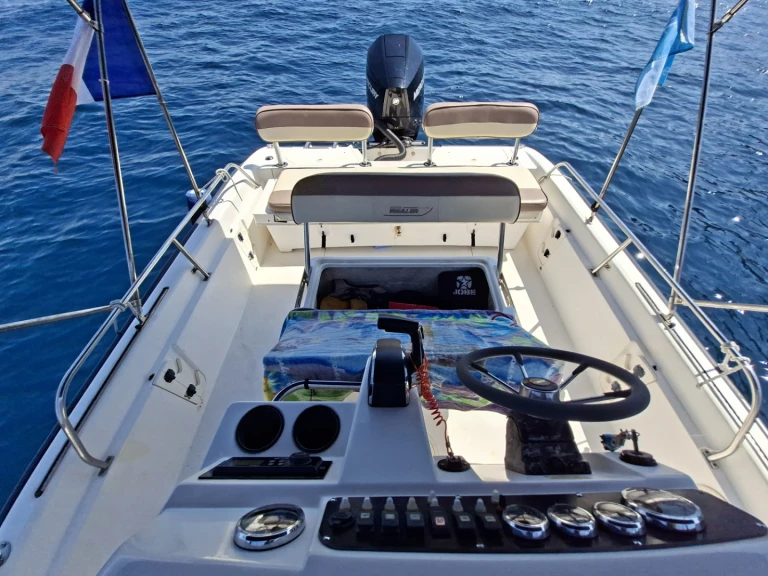 Noleggio Barca a motore Boston Whaler con patente nautica