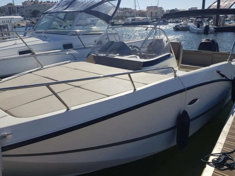 Noleggiare una Quicksilver Activ 755 Sundeck a Marsiglia